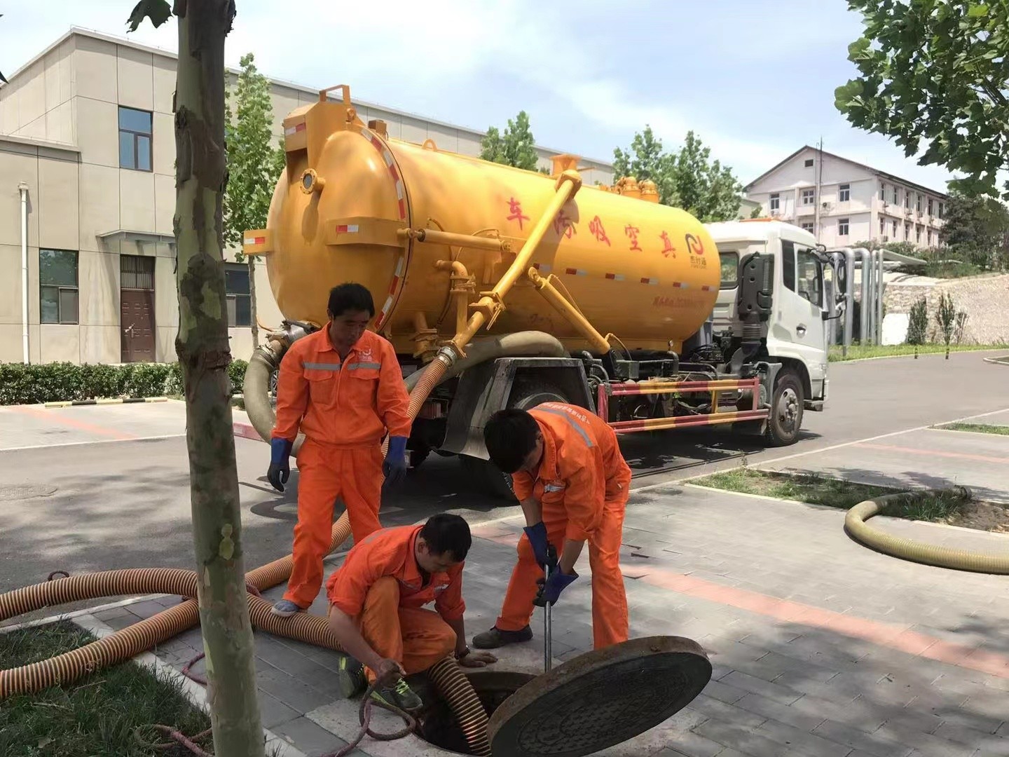 古丈管道疏通车停在窨井附近