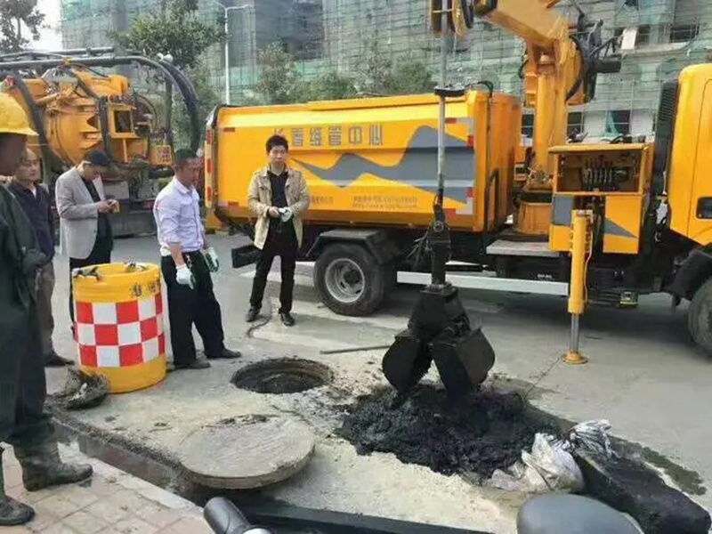 古丈街道：网格员化身“清道夫”，为民解忧疏通“堵心”化粪池